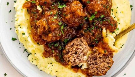 Meatballs in BBQ sauce w Mash, Carrots & Peas*